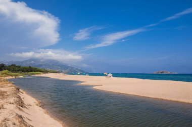 Dağları ve mavi suyu olan plajın panoramik manzarası. Left kada Adası, İyon Adaları, Yunanistan 