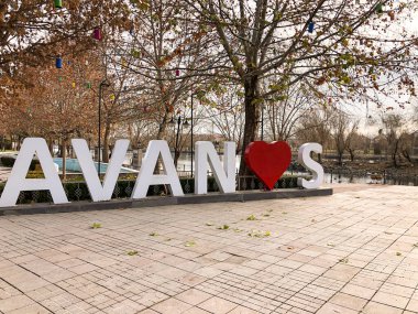 Türkiye 'deki Avanos kentinin adını oluşturan bir meydana büyük harfler kondu