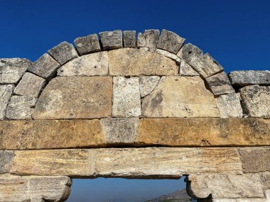 Taş duvar ve mavi gökyüzü 