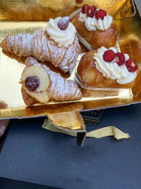 Kremalı ve çikolatalı lezzetli hamur işi yakın plan. 