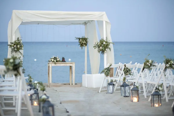 Wystrój Ślubny Kwiatami Latarniami Plaży — Zdjęcie stockowe