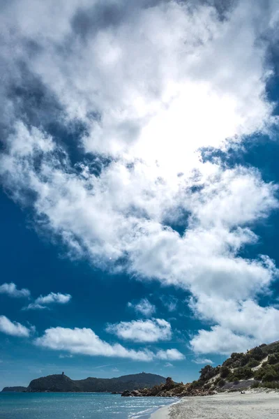 Güzel Deniz Manzarası Bulutlu Mavi Gökyüzü — Stok fotoğraf