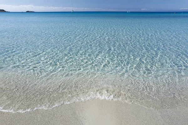 Τροπική Παραλία Γαλάζια Θάλασσα — Φωτογραφία Αρχείου
