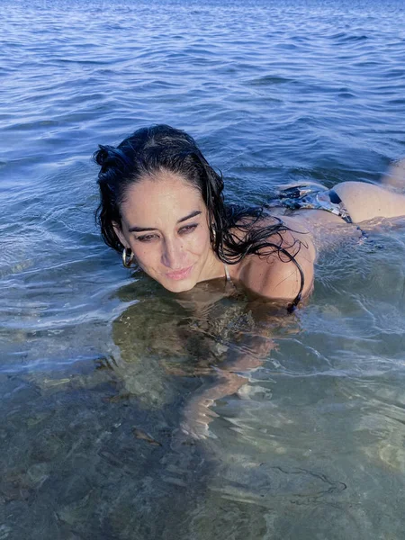 Młoda Sexy Dziewczyna Strój Kąpielowy Leżące Wodzie — Zdjęcie stockowe