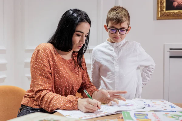 Dark Haired Educator Helps Blond Boy Glasses His Homework Elegant — Stock Photo, Image