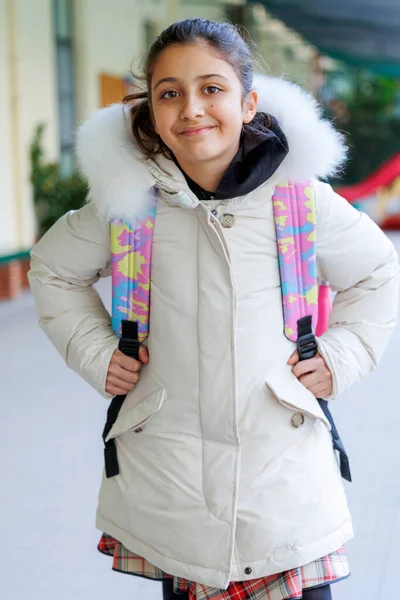 一个穿着外套和背包即将入学的小女孩的肖像 — 图库照片