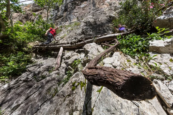 Menschen Klettern Auf Einen Felsen — Stockfoto