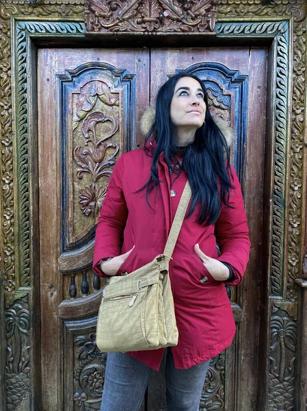 Chica Una Chaqueta Roja Posando Cerca Antiguas Puertas Madera — Foto de Stock