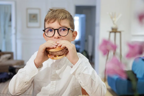 Enfant Mange Pain Hamburger Intérieur Une Maison — Photo