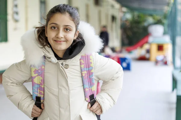 年轻的女学生背着背包和冬衣准备上学 — 图库照片