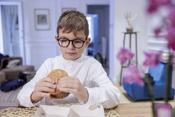 Blond Dziecko Okularach Hamburgera Siedzącego Domu — Zdjęcie stockowe