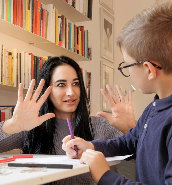 一个教育者向一个孩子展示十个手指来提高他的学识 — 图库照片