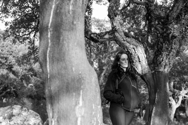 森の中のカメラ付きの黒いジャケットの美しい女の子 — ストック写真