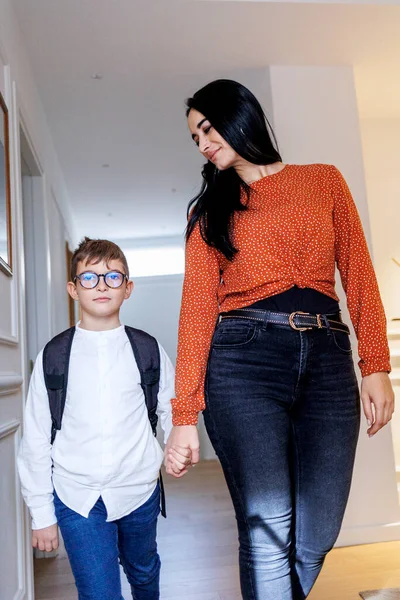 Dark Haired Mother Prepares Her Blond Child First Backpacking Home — Stock Photo, Image