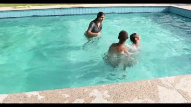 Güney Amerikalı çocukların havuzda mutlu bir şekilde oynadığı 4K videosu.