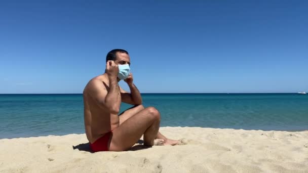Pria Dengan Celana Renang Merah Dan Masker Berjemur Pantai Dekat — Stok Video