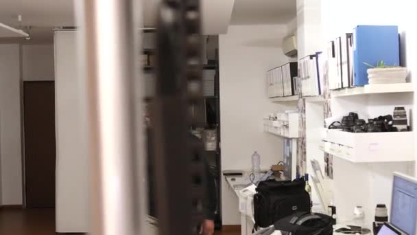 Fünfzigjähriger Mann Betritt Sein Büro Mit Dem Gesicht Zum Fenster — Stockvideo