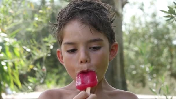 Kind Mit Südamerikanischen Zügen Isst Eislutscher Heimischen Garten — Stockvideo