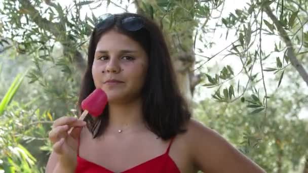 Chica Sudamericana Come Lolly Hielo Jardín Casero Mostrando Que Gusta — Vídeo de stock
