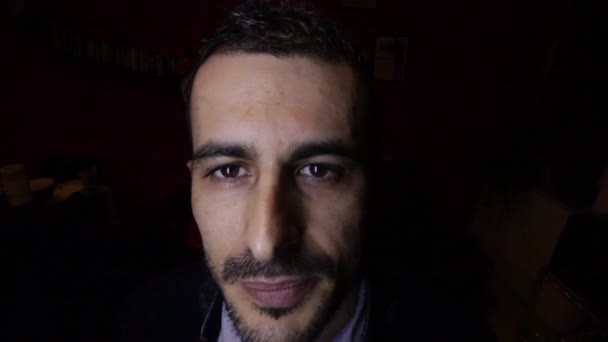 Итальянский Мужчина Смотрит Камеру Темном Фоне — стоковое видео
