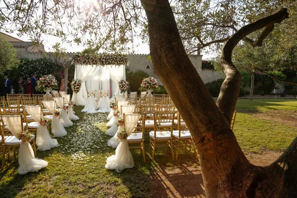 漂亮的婚礼拱门 花园里有花 — 图库照片