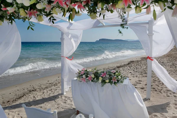 Decorazione Nuziale Sulla Spiaggia Sabbia Con Bouquet Mazzo Rose Candele — Foto Stock