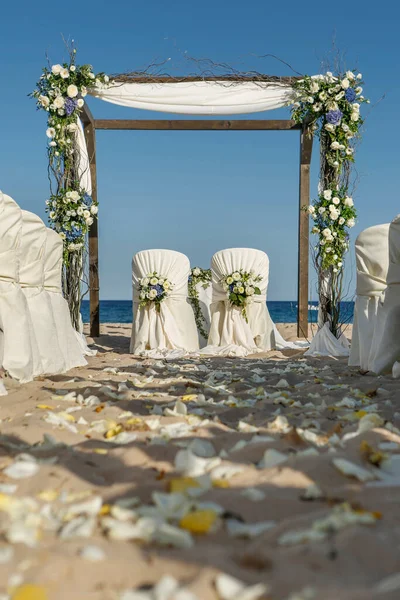 Arco Nozze Decorato Con Bellissimi Fiori Sulla Spiaggia — Foto Stock