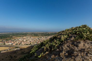 Dağlardaki kasabanın panoramik manzarası