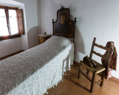 Ahşap mobilyaları ve penceresi olan antik bir evin içinde.