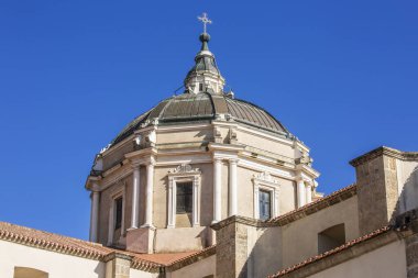 Oristano 'daki Santa Maria Assunta Katedrali. Barok tarzında inşa edilmiş ve şehrin tarihi merkezinde yer almaktadır. Sardunya, İtalya