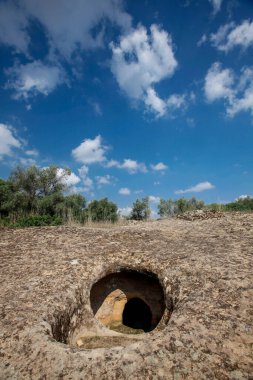 Dağdaki bir mağaranın dikey görüntüsü.