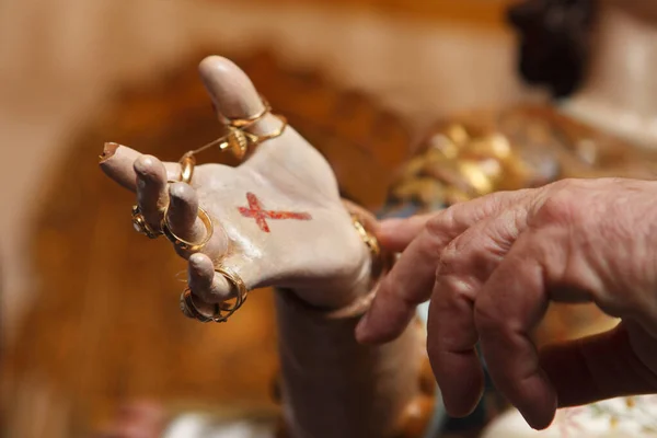 Χέρι Του Αγάλματος Του Ιησού Σταυρό Και Άνθρωπο — Φωτογραφία Αρχείου