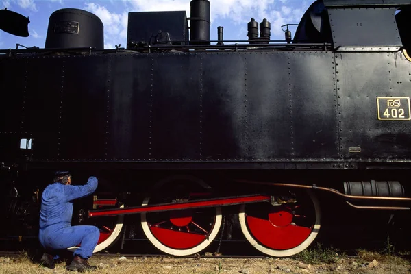 Homem Preto Locomotiva Vapor Trilhos Ferroviários — Fotografia de Stock