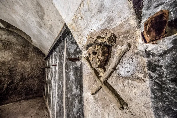 Cripta San Sepolcro Cagliari Detalle Cráneo Coronado Engastado Las Paredes —  Fotos de Stock
