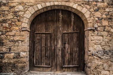 San Vito 'daki eski ahşap kapılar Sardegna