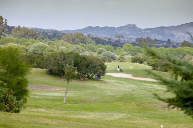 Dağ vadisindeki golf sahası