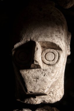 Mağarada taş bir yüz.