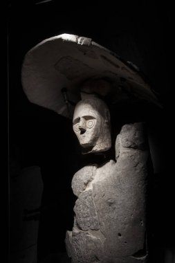 Şehirde bir kadın heykeli