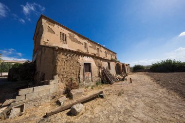 İtalya 'da terk edilmiş eski bir ev