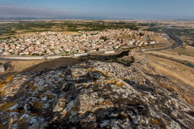 Dağlardaki kasabanın panoramik manzarası