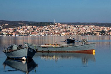 Akdeniz kıyısında balıkçı teknesi