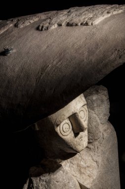 Büyük bir mağaranın taş kafası.