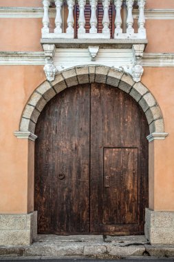 San Vito 'daki eski ahşap kapılar Sardegna
