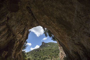 Dağları gören bir mağara.