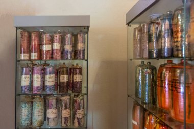 Raflardaki cam kavanozlar, Selargius, casa Colli, İtalya