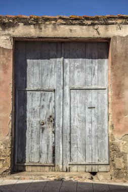 San Vito 'daki eski ahşap kapılar Sardegna