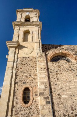 Mavi gökyüzüne karşı güzel eski kilise mimarisinin alçak açılı görüntüsü