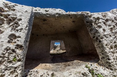Eski kalenin kalıntıları, Cheremule Parco nekropoli