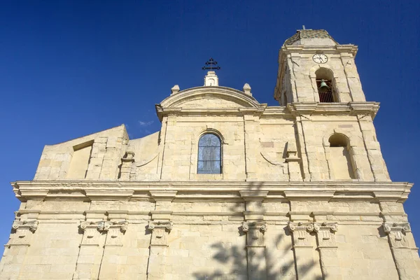 青い空に対する美しい古い教会建築の低角度ビュー — ストック写真