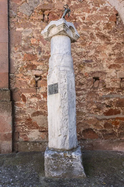 Statue Medieval Cross Wall Ancient Roman City Cordoba — Stock Photo, Image